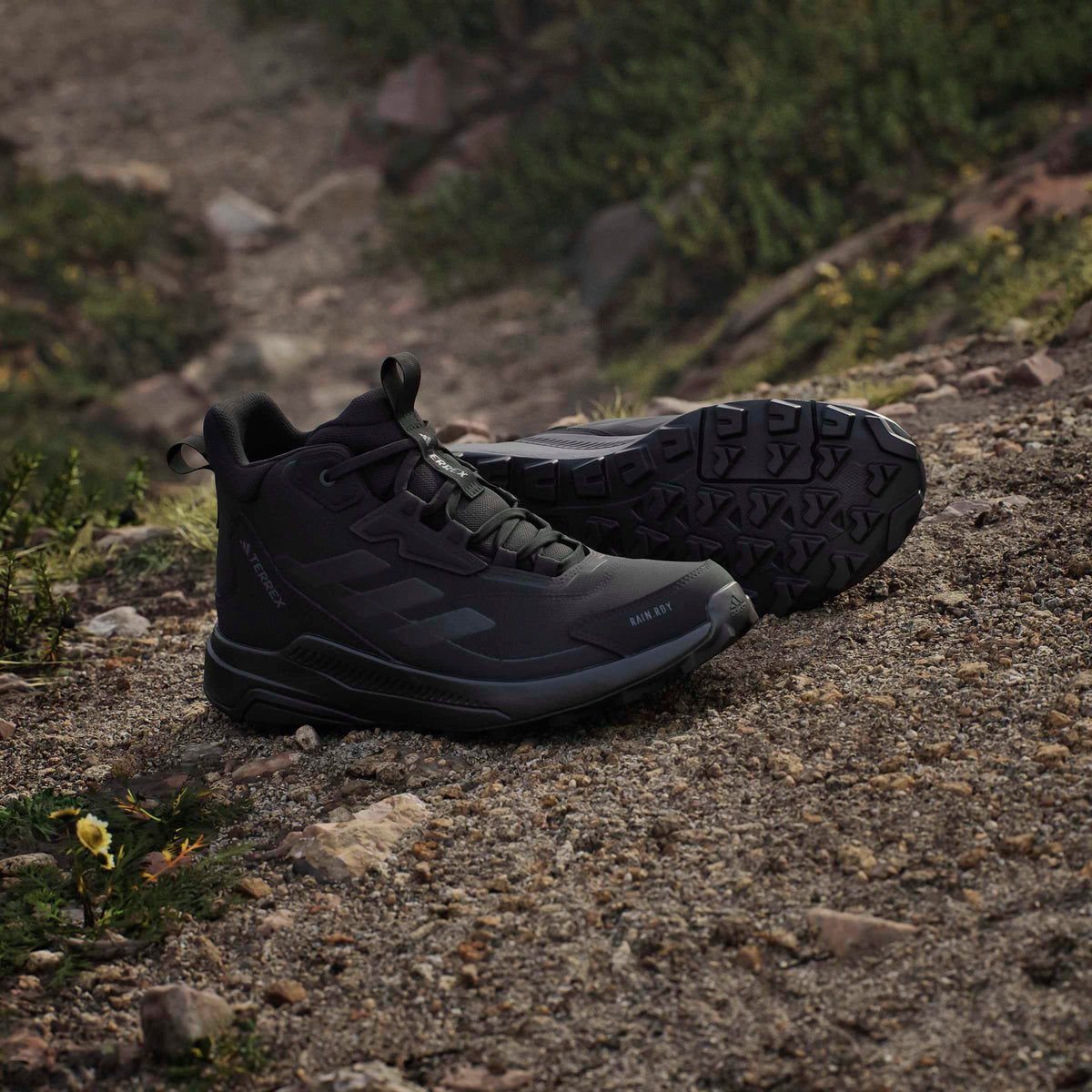 Mid Top Hiking Shoes V948694